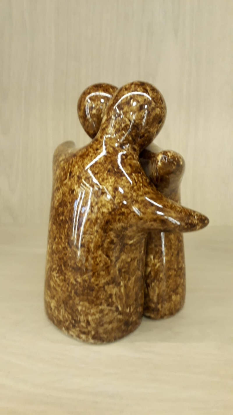 Escultura Enamorados Marrom